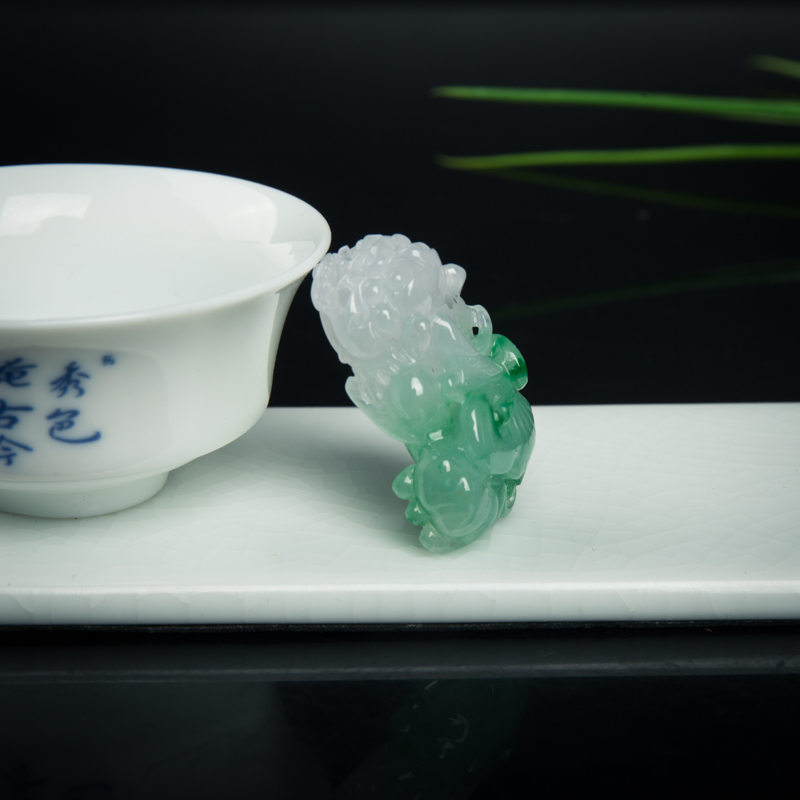 糯冰种春带彩翡翠貔貅吊坠-红掌柜