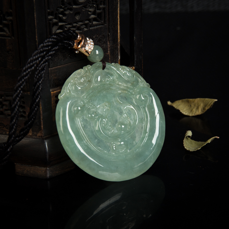 天然糯冰种灰绿翡翠仿古龙牌吊坠-红掌柜
