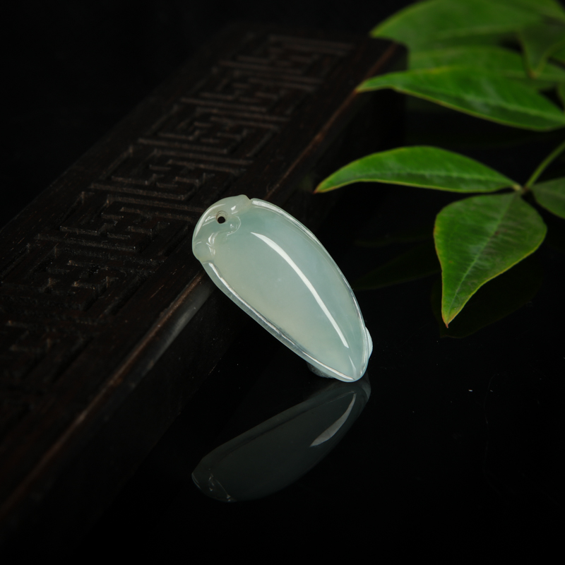 灰绿翡翠红红火火吊坠-红掌柜