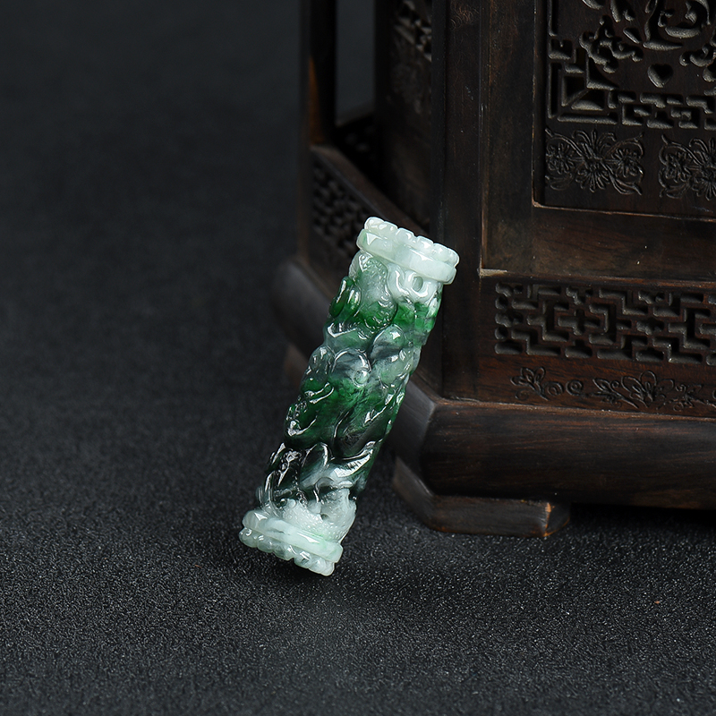 豆种翡翠龙柱吊坠-红掌柜