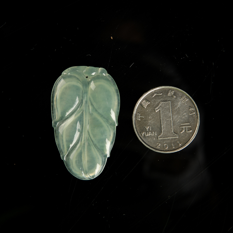 糯冰种浅绿翡翠吊坠-红掌柜