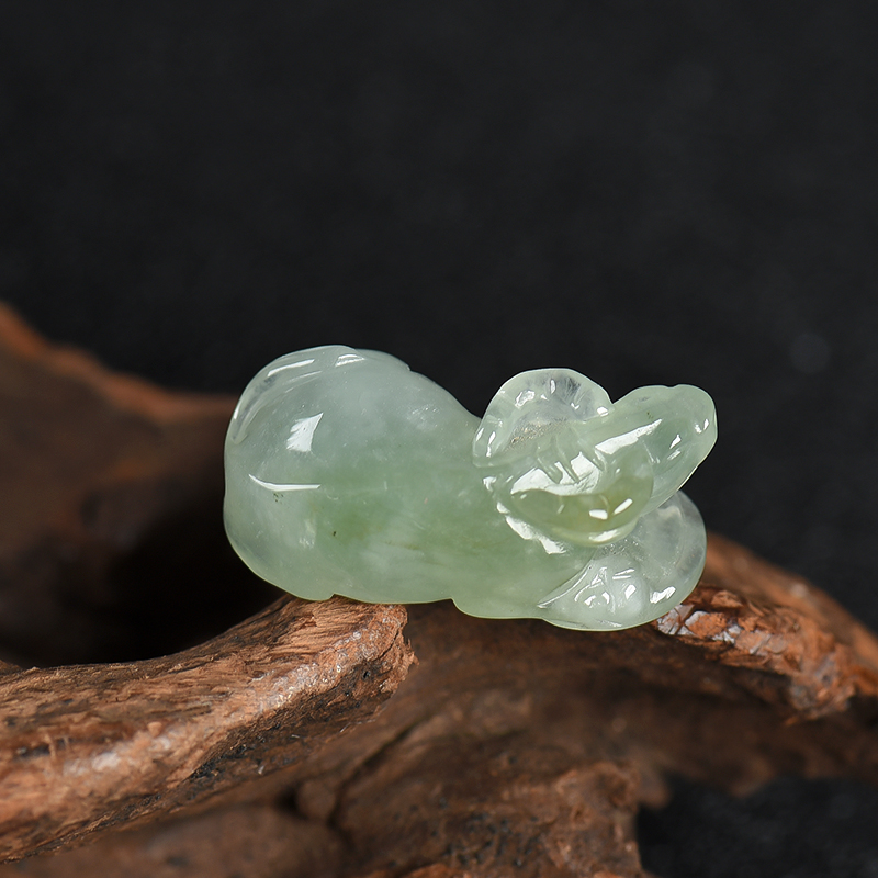 天然糯种翡翠丑牛吊坠-红掌柜