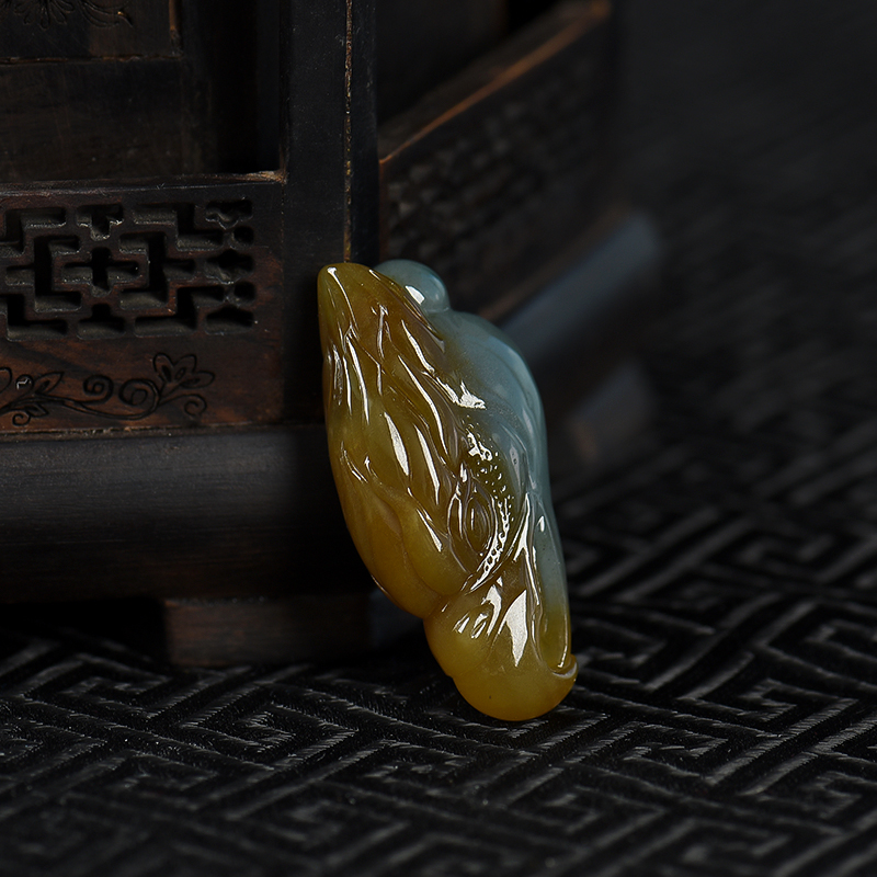 天然糯种俏色翡翠大展宏图吊坠-红掌柜