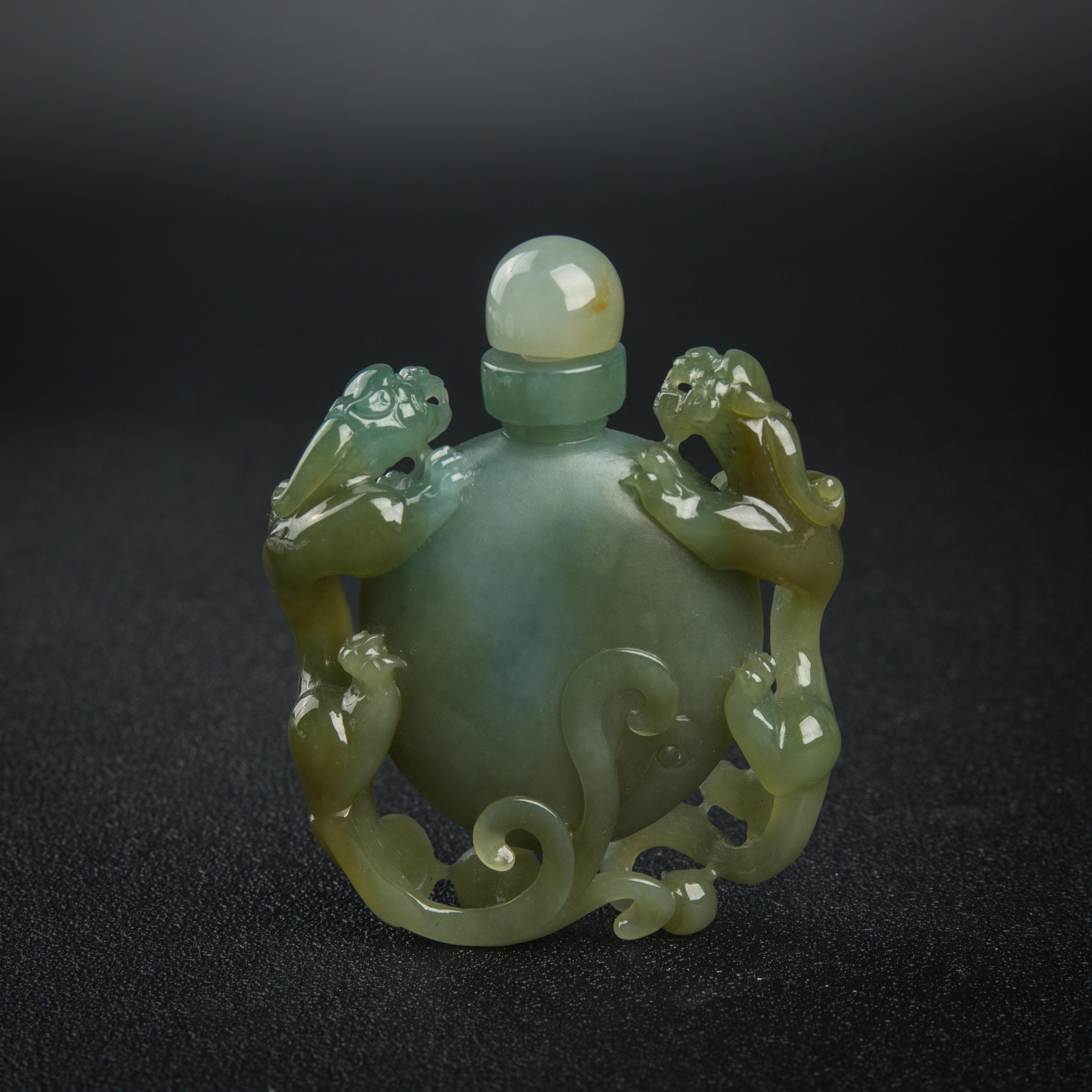 天然翡翠双龙戏珠鼻烟壶-红掌柜