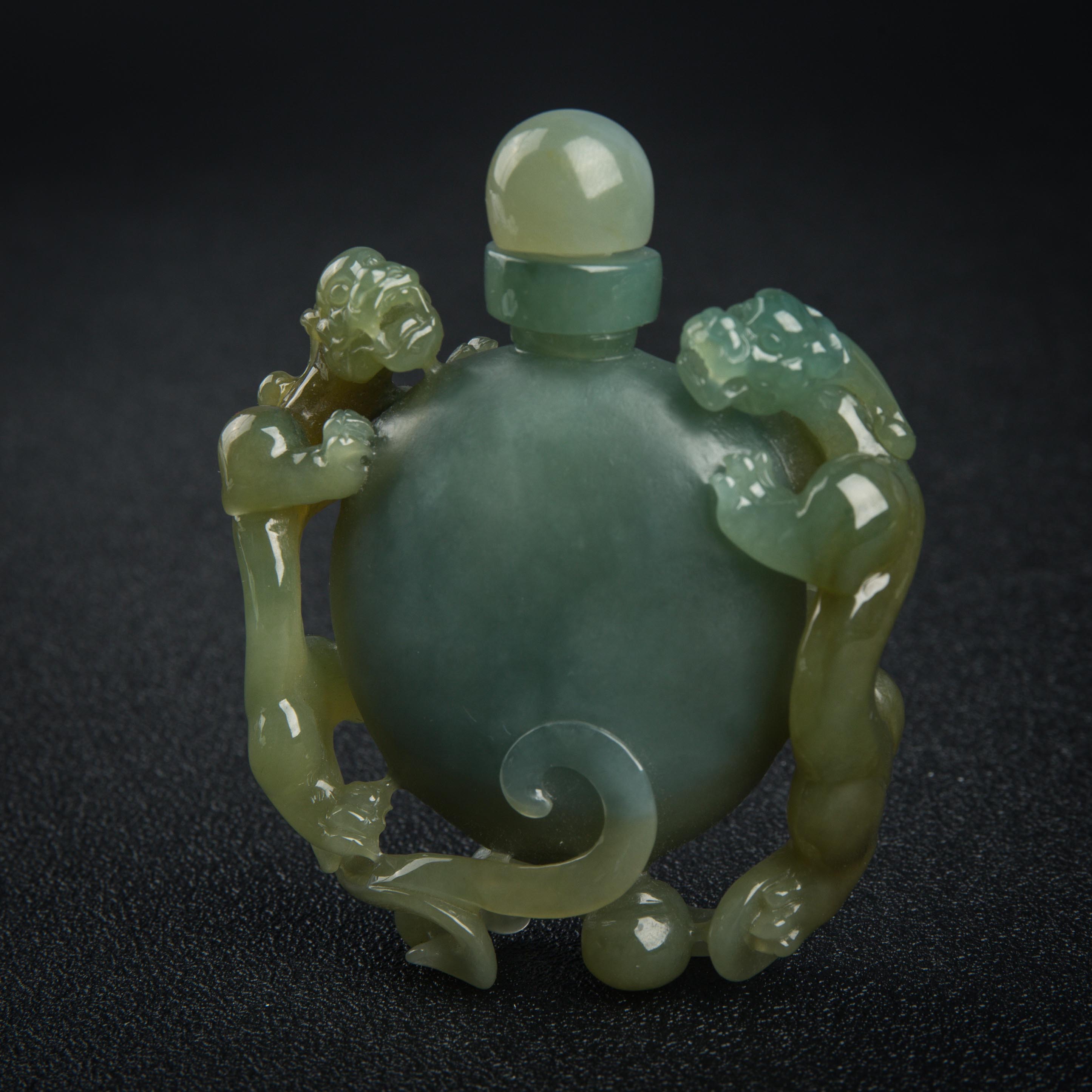 天然糯种俏色翡翠双龙戏珠鼻烟壶-红掌柜