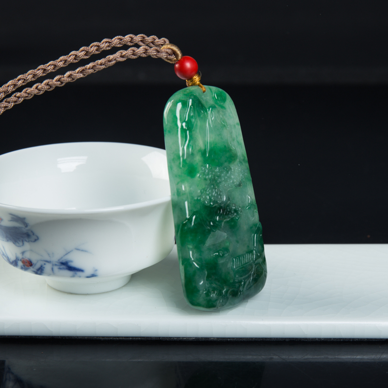 翠绿翡翠山水吊坠-红掌柜