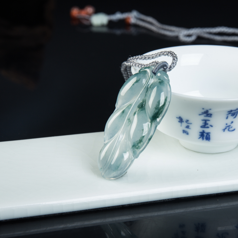 糯冰种翡翠金枝玉叶吊坠-红掌柜