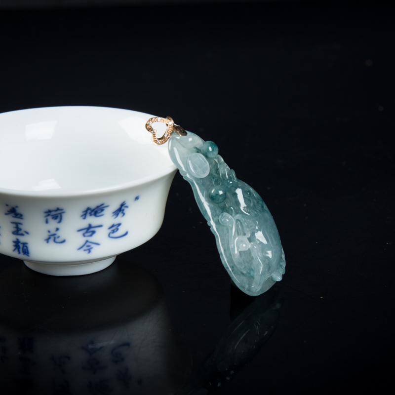 糯冰种飘花翡翠年年有余吊坠-红掌柜