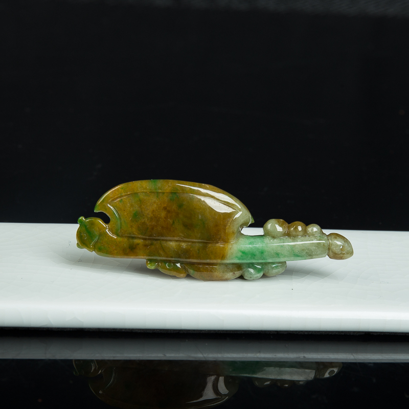 豆种俏色翡翠开天辟地斧吊坠-红掌柜