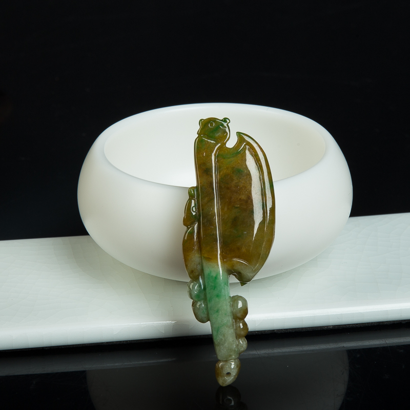 豆种俏色翡翠吊坠-红掌柜