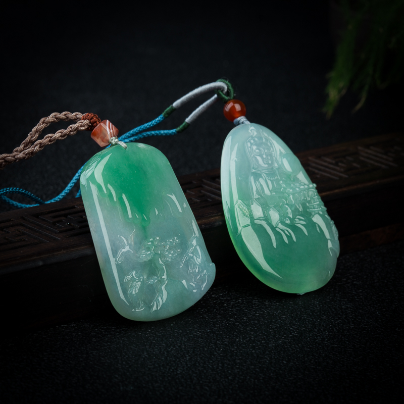 豆绿翡翠山水牌吊坠-红掌柜