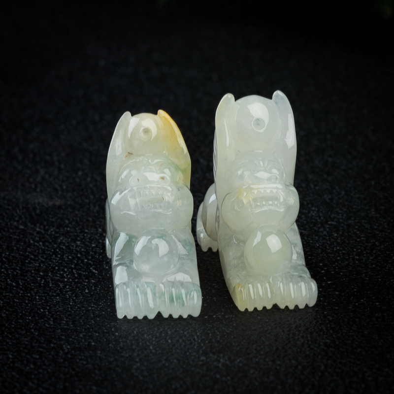 豆种白色翡翠吊坠-红掌柜