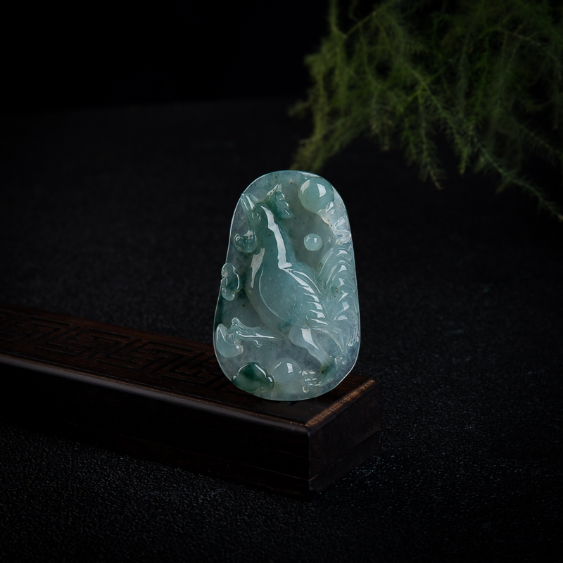 糯冰种飘花翡翠金鸡叫福吊坠-红掌柜