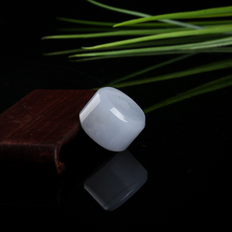 天然糯种白色翡翠路路通吊坠-红掌柜