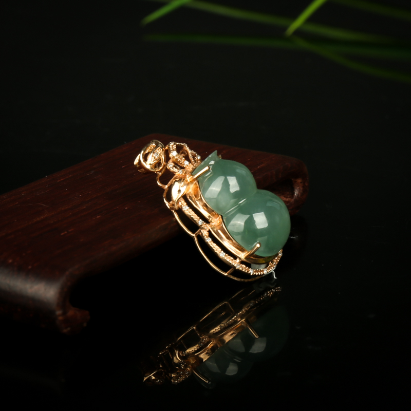 糯种灰绿翡翠葫芦吊坠-红掌柜