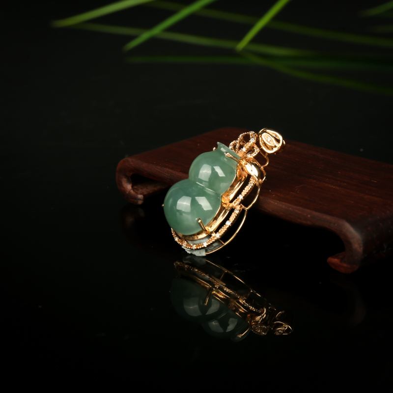 18k灰绿翡翠葫芦吊坠-红掌柜