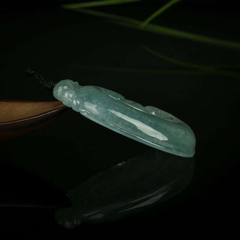 天然浅绿翡翠如意吊坠-红掌柜