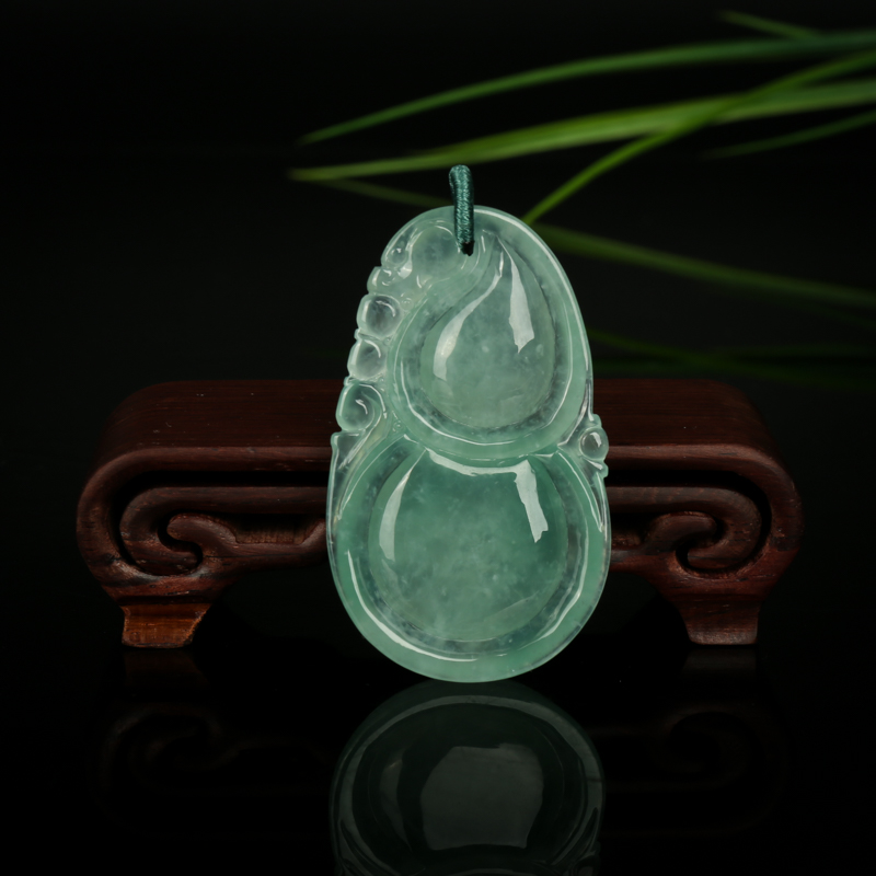 糯种浅绿翡翠吊坠-红掌柜