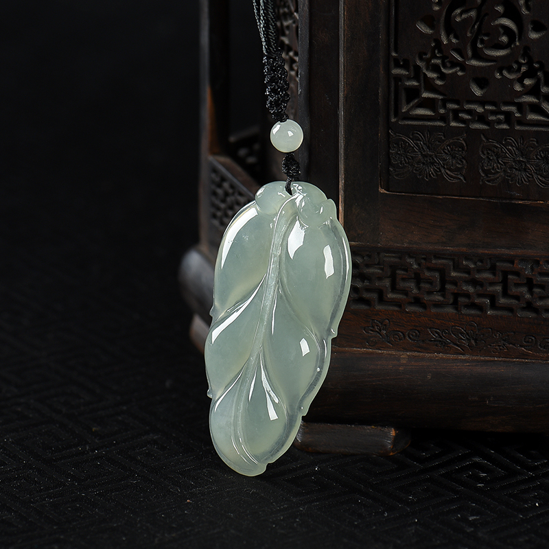 浅绿翡翠金枝玉叶吊坠-红掌柜