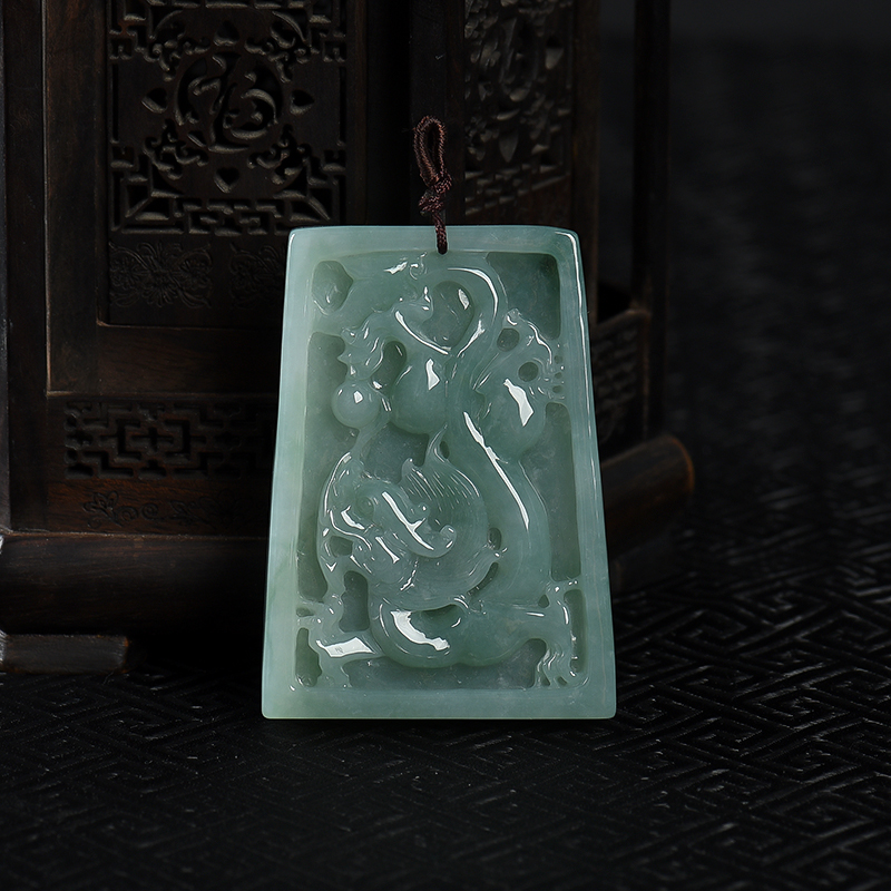 糯种灰绿翡翠龙牌吊坠-红掌柜