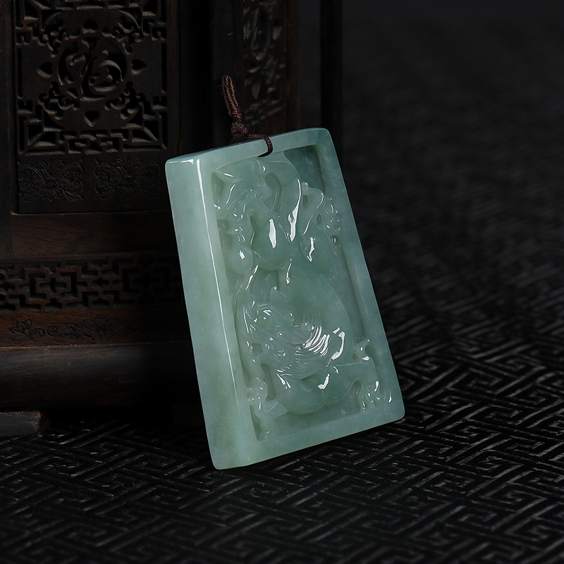 灰绿翡翠龙牌吊坠-红掌柜