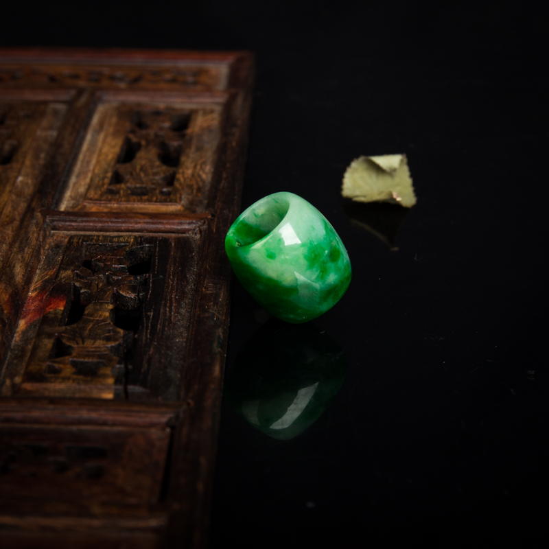 翠绿翡翠路路通吊坠-红掌柜