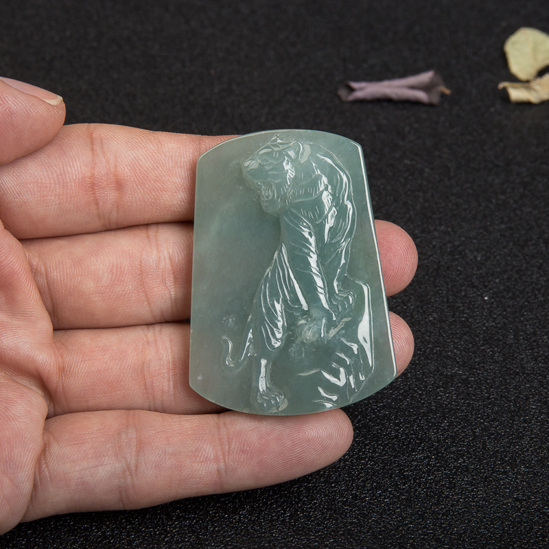 天然糯种灰绿翡翠寅虎吊坠-红掌柜