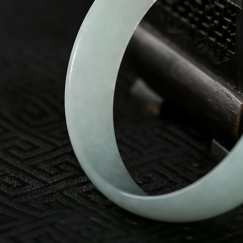 豆种浅绿翡翠手镯-红掌柜