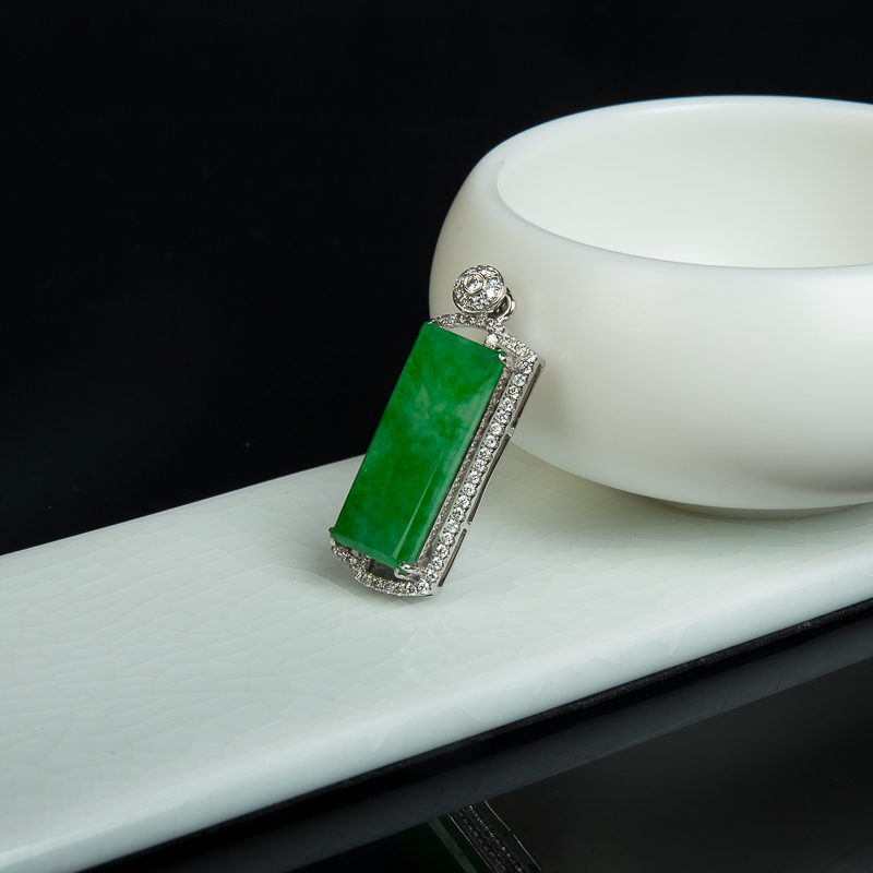 阳绿翡翠无事牌吊坠-红掌柜