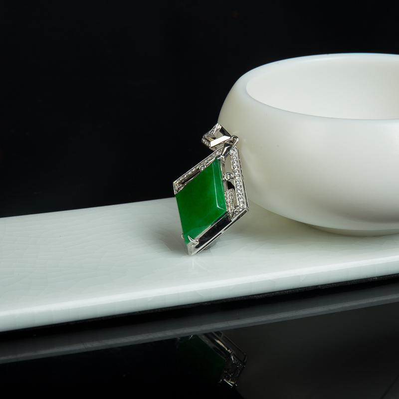 18K阳绿翡翠随形吊坠-红掌柜