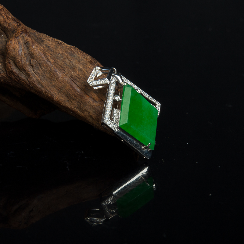 18K糯种翡翠随形吊坠-红掌柜