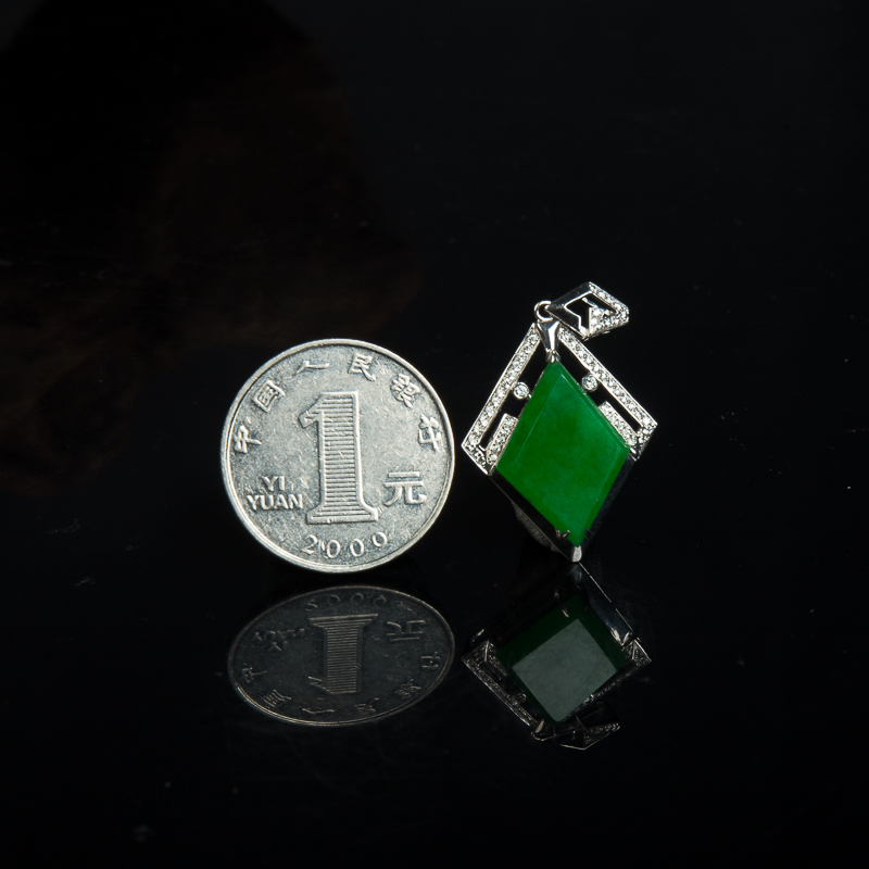 阳绿翡翠吊坠-红掌柜