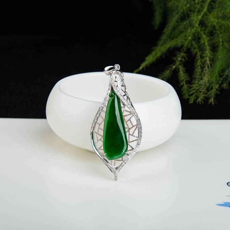 18k冰种阳绿翡翠花型吊坠-红掌柜