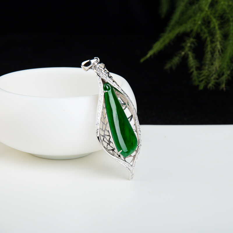 冰种阳绿翡翠花型吊坠-红掌柜