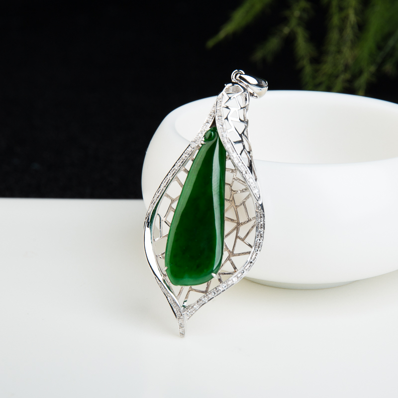 天然翡翠花型吊坠-红掌柜