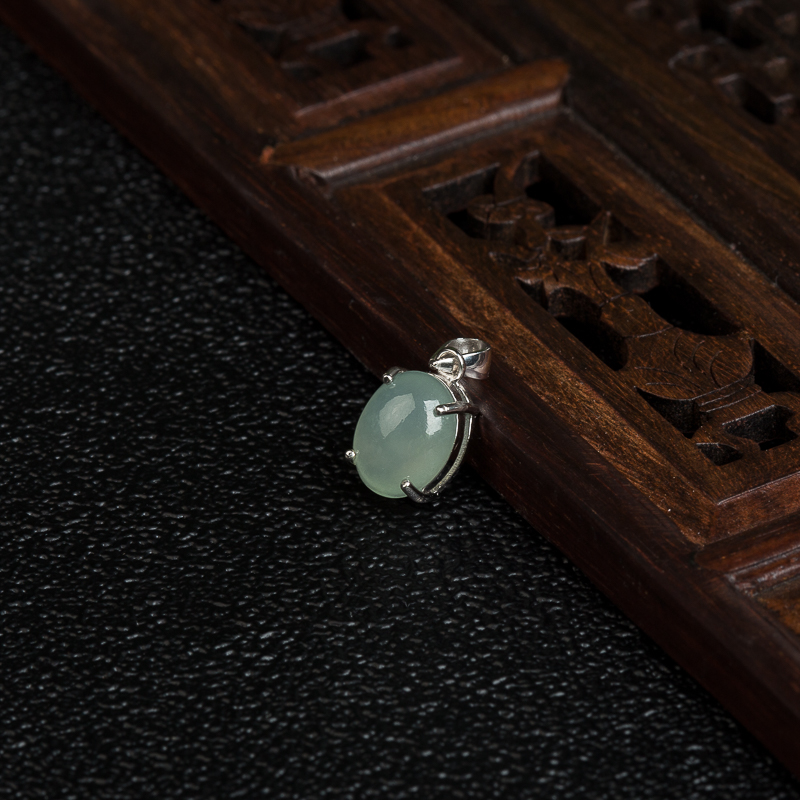 银镶天然糯种浅绿翡翠吊坠-红掌柜