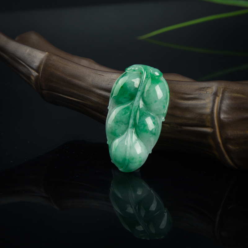 糯种飘翠翡翠吊坠-红掌柜