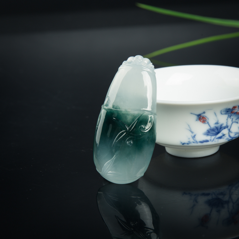 糯冰种飘花翡翠吊坠-红掌柜