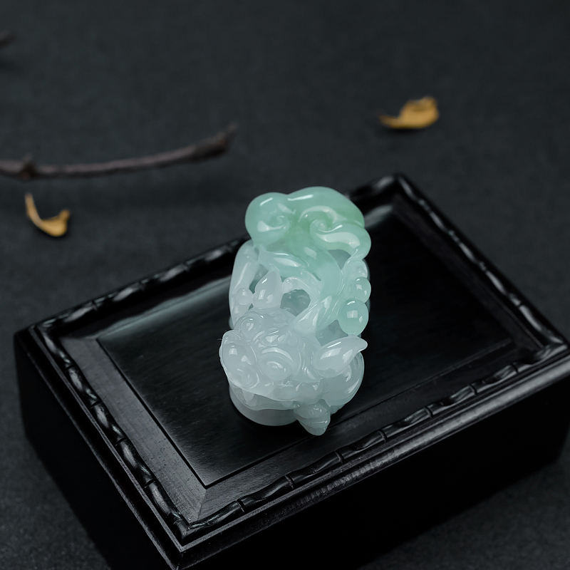 糯种浅绿翡翠吊坠-红掌柜