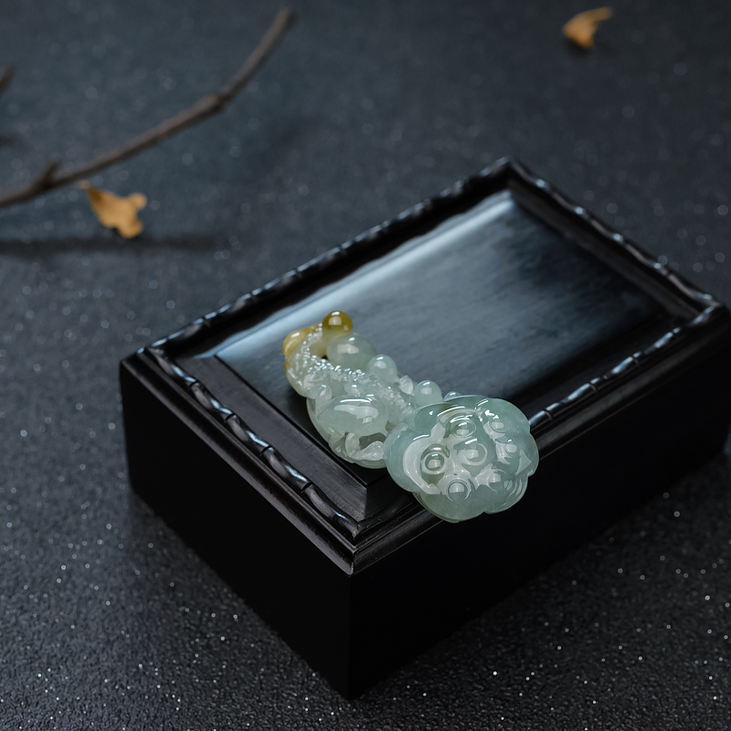 缅甸天然糯冰种俏色翡翠吊坠-红掌柜