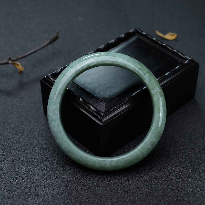 豆绿翡翠平安镯-红掌柜