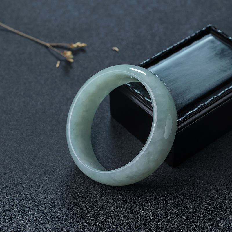 缅甸天然糯种浅绿翡翠扁镯-红掌柜