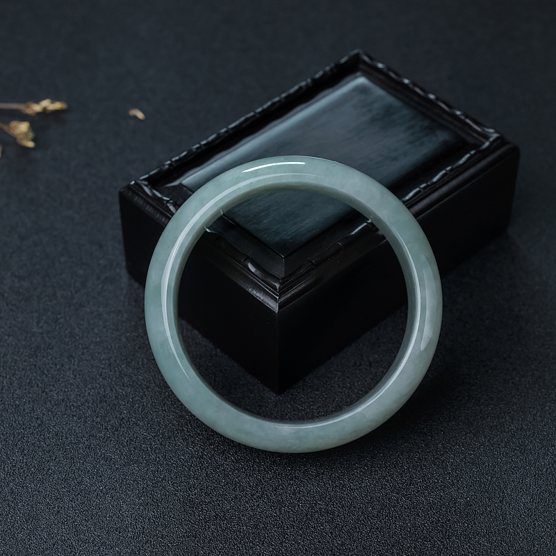 缅甸糯种浅绿翡翠扁镯-红掌柜