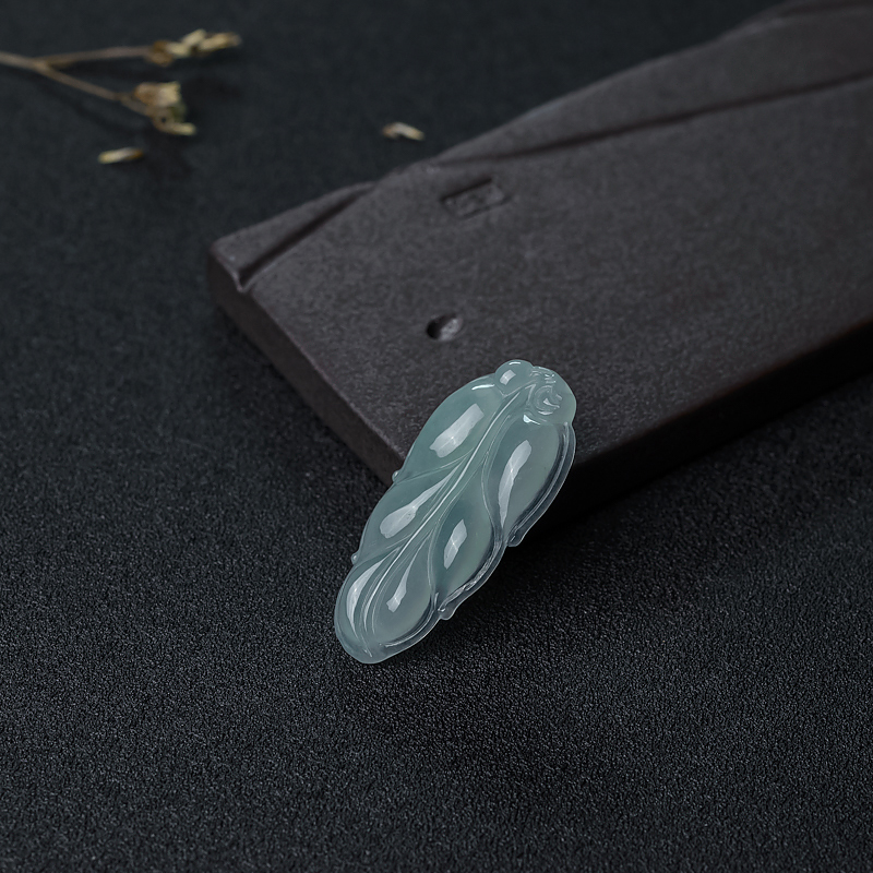 天然糯种浅绿翡翠叶子吊坠-红掌柜