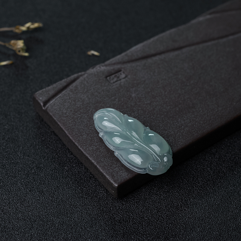 糯种浅绿翡翠叶子吊坠-红掌柜