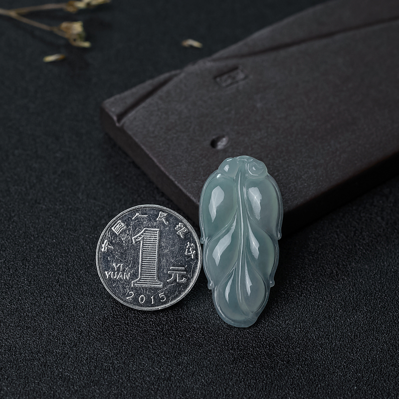 天然糯种浅绿翡翠吊坠-红掌柜