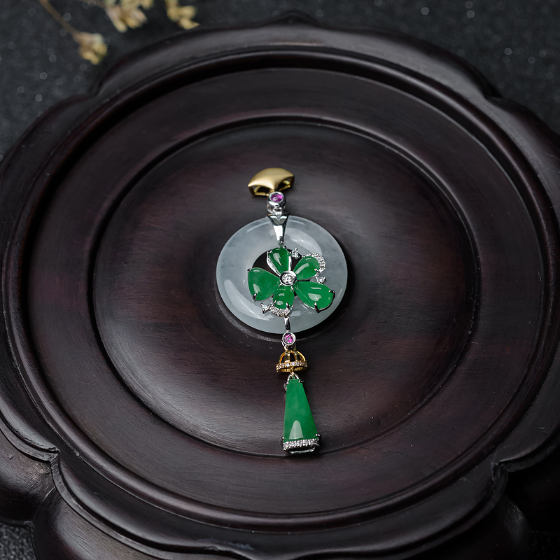 18K金镶钻糯冰种翡翠吊坠-红掌柜