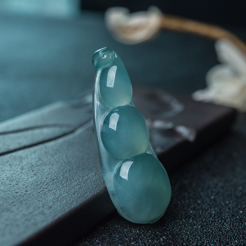 晴水翡翠福豆吊坠-红掌柜