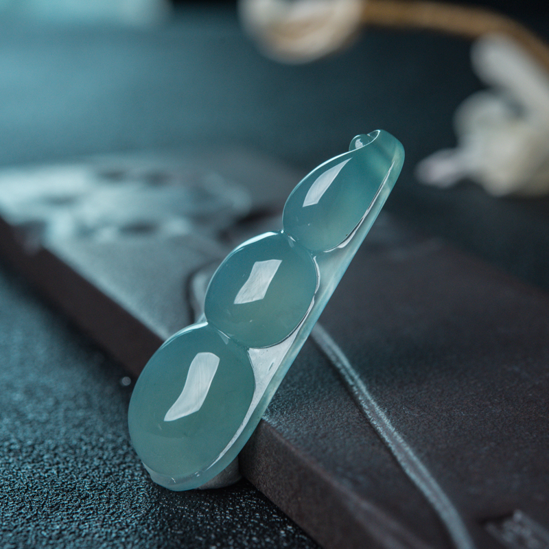 冰种翡翠福豆吊坠-红掌柜