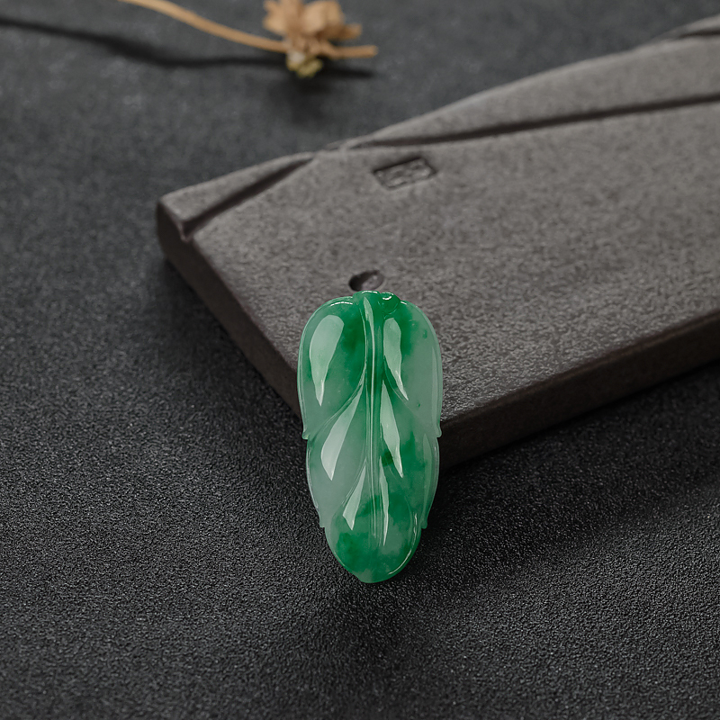 糯种飘翠翡翠叶子吊坠-红掌柜